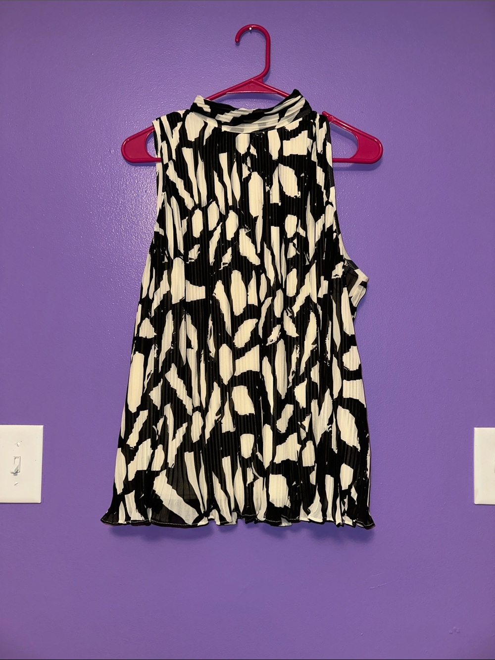 Adrianna Papell Black and White Pleated Mock-Neck Shell